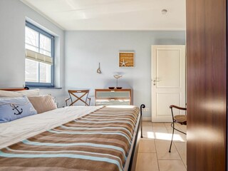 Schlafzimmer mit Doppelbett, Kommode und Kleiderschrank