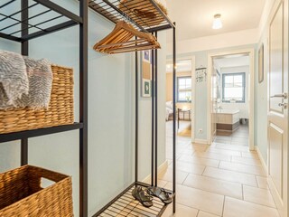 Eingangsbereich mit Garderobe und Blick ins Badezimmer