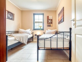 Schlafzimmer mit zwei Einzelbeten