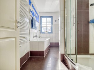 Badezimmer mit Dusche und Badewanne