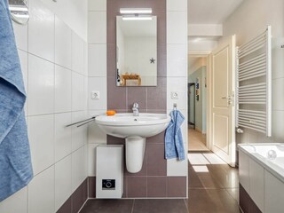 Badezimmer mit Waschbecken und Badewanne