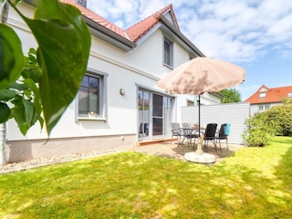 Blick auf Terrasse und Garten