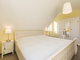 1. Schlafzimmer mit Doppelbett und Kleiderschrank