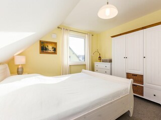 3. Schlafzimmer mit Doppelbett und Kleiderschrank