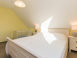 Doppelbett und Kinderbett im 3. Schlafzimmer