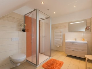 Badezimmer mit Dusche in der 1. Etage