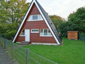 schönes Grundstück mit Zaun und Markise