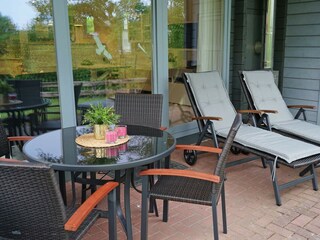 überdachte Terrasse mit Gartenmöbel