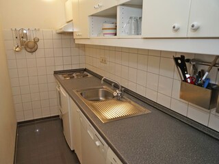 Küche mit Geschirrspüler und Waschmaschine