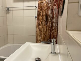 Badezimmer mit Dusche/ Badewanne
