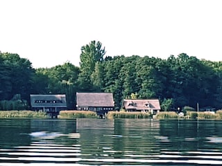 Ferienbootshaus Ansicht Seeseite  Haus mittig
