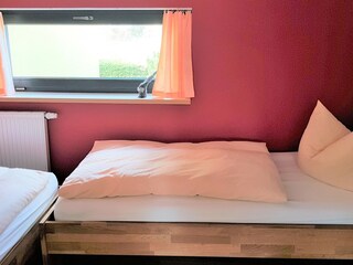 Schlafzimmer mit 2 Betten