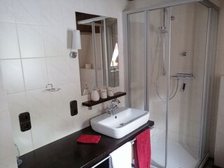 Badezimmer - mit großem Spiegel und praktischer Dusche