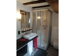 Badezimmer - mit zwei kleinen Fenstern