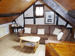 Wohnzimmer - mit Infomaterialecke für Ausflüge