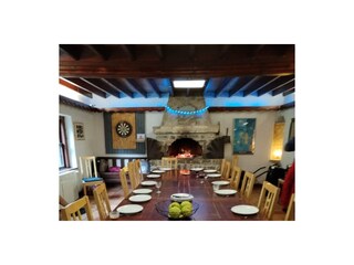 Großes Esszimmer mit Kamin