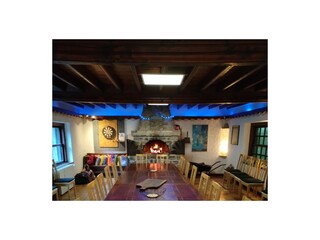 Großes Esszimmer mit Kamin