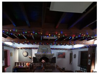 Großes Esszimmer mit Kamin