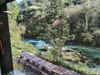 Blick auf das Ferienhaus in natürlicher Umgebung