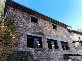 Blick auf das Ferienhaus in natürlicher Umgebung
