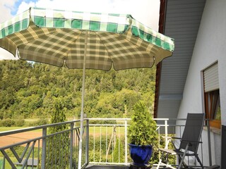 Balkon mit Sonnenschirm