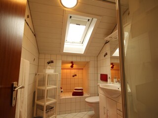 Badezimmer mit Dusche