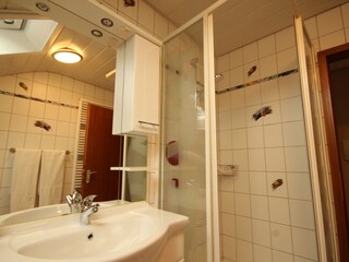 Badezimmer mit Dusche