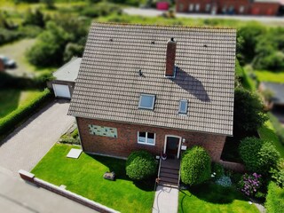 Vorgarten mit Haus