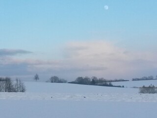 Blick vom Spielgarten in die winterliche Landschaft
