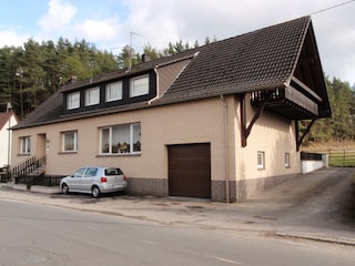 Eingang zur FEWO,mit Balkon und vorderen Fenstern