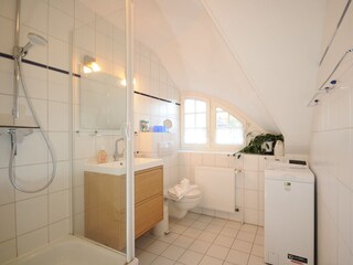 Badezimmer mit Waschmaschine