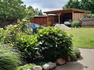 Hof mit Blick zum Parkplatz