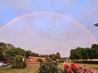 Hof im Regenbogen eingerahmt