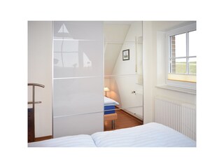 Schlafzimmerschrank mit Spiegel