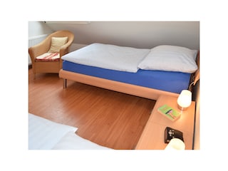 Schlafzimmer mit zwei Einzelbetten