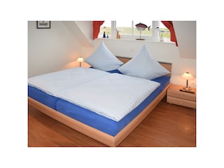 Ein Schlafzimmer mit Doppelbett auf der ersten Ebene...