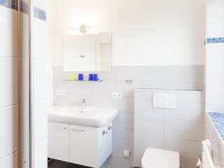 Bad EG mit Fenster u. gr. Dusche