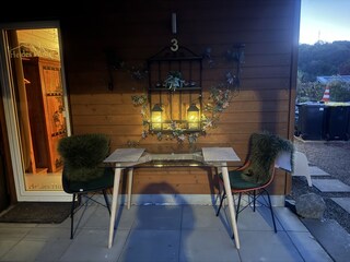 Terrasse vorne am Abend und überdacht