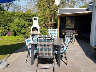 Terrasse mit Grill und überdachter Sitzecke