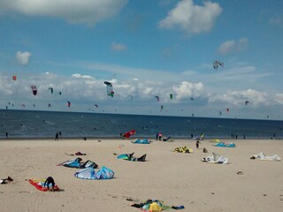 Kitesurfer am Strand