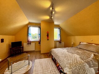 Schlafzimmer 1 mit TV