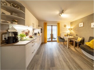 Wohnküche mit Küchenzeile u. Westbalkon