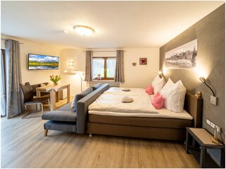 Schlafzimmer mit Boxspringbett u. Süd-West-Balkon