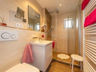 Badebereich Fewo Elisabeth m. Regenshowerdusche