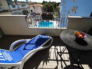Balkon mit Sicht auf Pool - Juni bis September