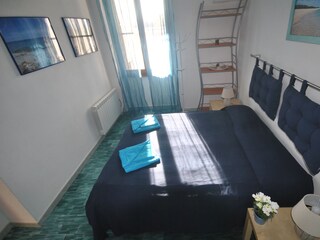 Schlafzimmer mit Morgensonne - Fensterläden schliessbar