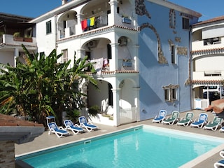 Balkon befindet sich hinter den Bananen im 1. Stock