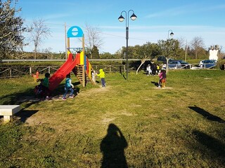 Spaziergang zum 500m² entfernten Spielplatz mit Bar