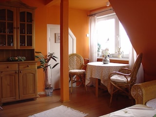 Essecke am Fenster mit Boddenblick