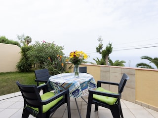 Blick auf die Meerblick-Terrasse und Garten